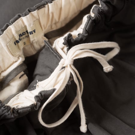 détail cordon flâneurs pantalon FOB Factory F0549 Stretch Twill Easy Pants Charcoal (1)