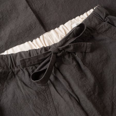 détail front flaneurs pantalon SEUVAS Relaxed Pants Charcoal (2)