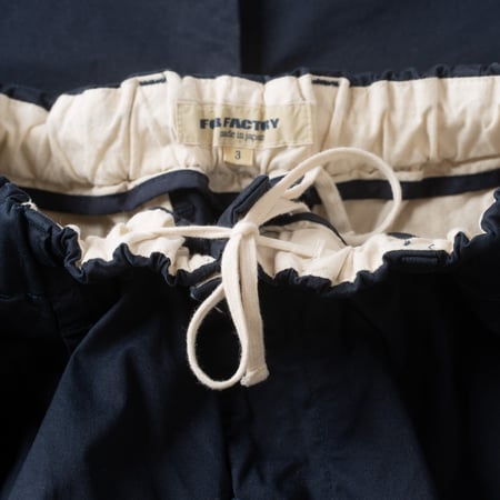 détail cordon flâneurs pantalon FOB Factory F0549 Stretch Twill Easy Pants Navy (1)