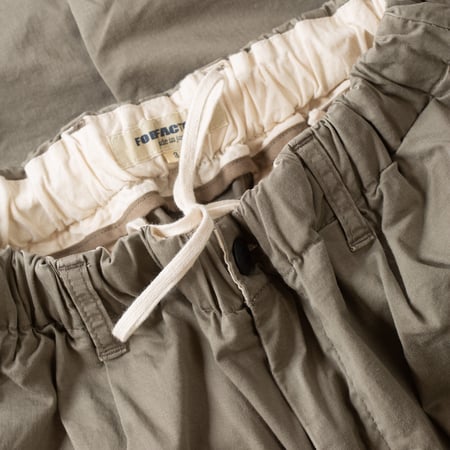 détail cordon flâneurs pantalon FOB Factory F0549 Stretch Twill Easy Pants Ivy (3)
