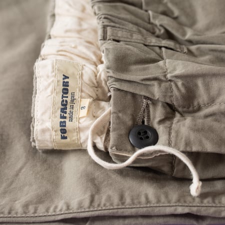 détail frontflâneurs pantalon FOB Factory F0549 Stretch Twill Easy Pants Ivy (2)
