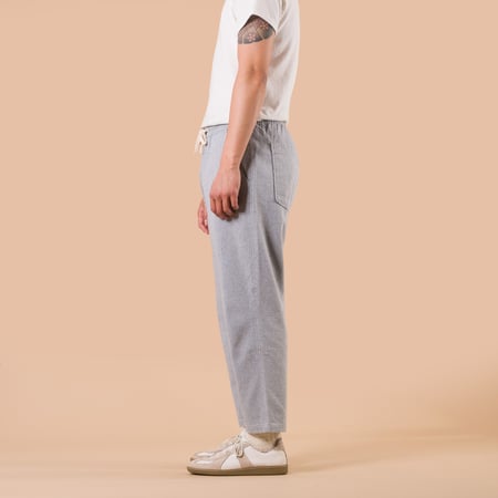 image flâneurs UNIVERSAL WORKS / Hi Water Trouser Jean Cloth Reworked Light Indigo de profil