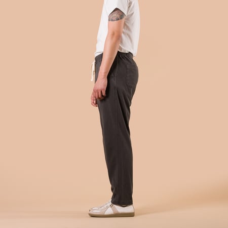 Image flâneurs jogging lége Good On Tee Pants porté P-Black de profil