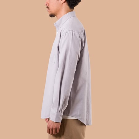 Image flâneurs porté de face chemise FRIZMWORKS OG Oxford Oversized Shirt Grey de profil