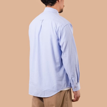 Image flâneurs porté de face chemise FRIZMWORKS OG Oxford Oversized Shirt Blue de dos
