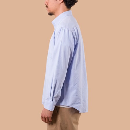 Image flâneurs porté de face chemise FRIZMWORKS OG Oxford Oversized Shirt Blue de profil