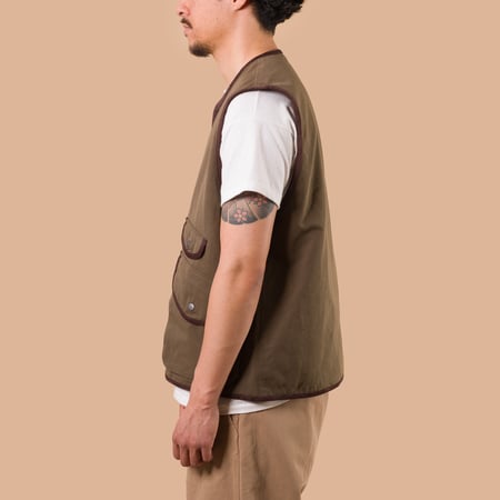 image flâneurs FRIZMWORKS / Heritage Hunting Vest olive de de profil