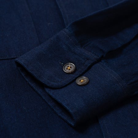 détail manche flâneurs UNIVERSAL WORKS Attendant Shirt Indigo Recycled Herringbone (3)