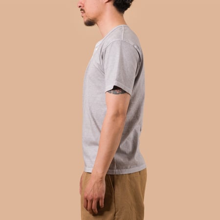 Image-Flâneurs_GOOD ON / S/S Henley Tee P-Ash_de-profil
