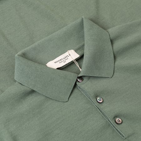 image flâneurs MOONCASTLE / Ice Cotton Poloneck Olive détail col
