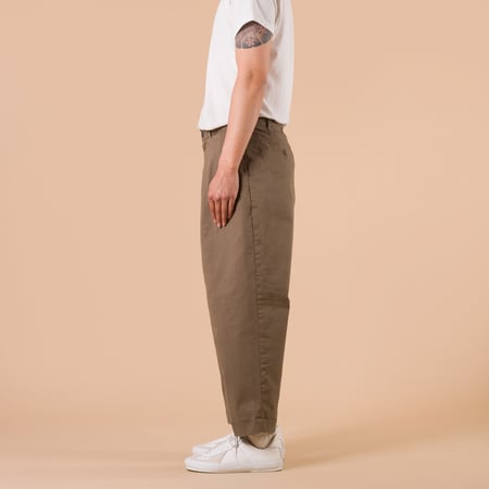 Image_Flâneurs_2 Pleats Twill Trousers Olive_de-profil