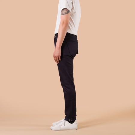photo flâneurs NAKED & FAMOUS SuperGuy Indigo X Indigo Stretch Selvedge porté de côté