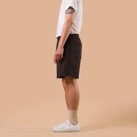 image flaneurs porté JACKMAN Grace Shorts Smoky Black de profil