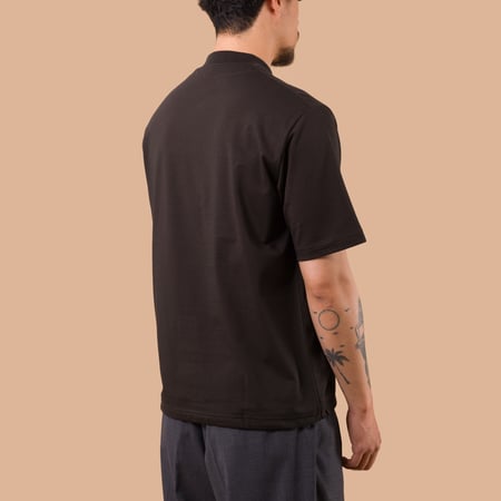image flaneurs porté JACKMAN Grace GJ Neck T-Shirt Smoky Black de dos