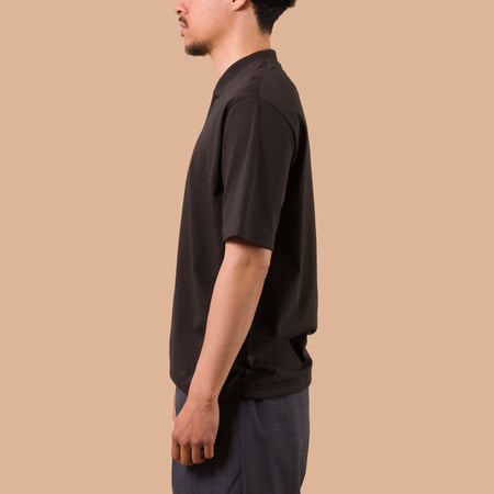image flaneurs porté JACKMAN Grace GJ Neck T-Shirt Smoky Black de profil