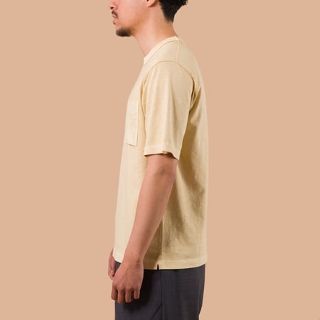 image flaneurs porté JACKMAN Pocket T-Shirt Fade Butter de profil