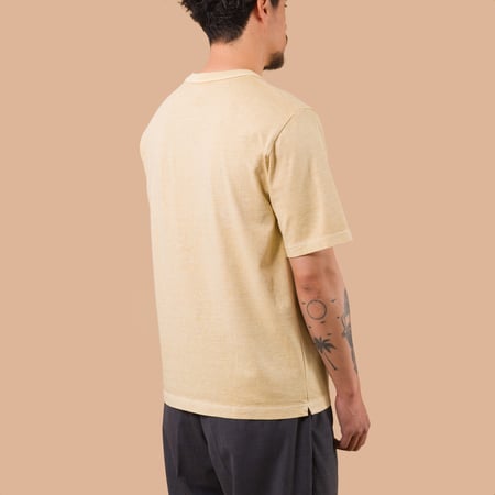 image flaneurs porté JACKMAN Pocket T-Shirt Fade Butter de dos