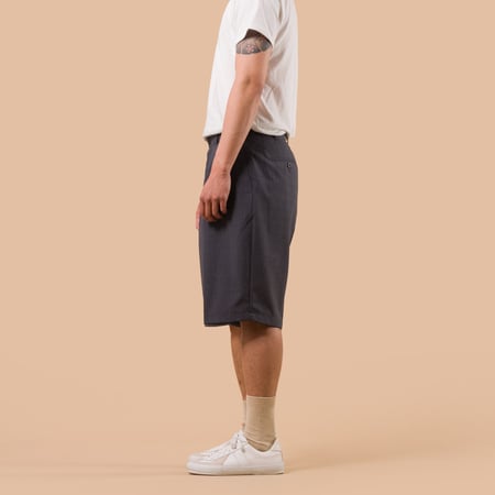 image portée de profil flaneurs short Beams  2 Pleats Shorts Wool Tropical Charcoal