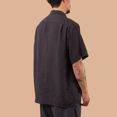 image flaneurs chemise Open Collar Linen Charcoal Beams Plus Japan porté de dos
