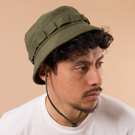 image flaneurs BEAMS PLUS chapeau Jungle Hat Back Satin Olive Green porté