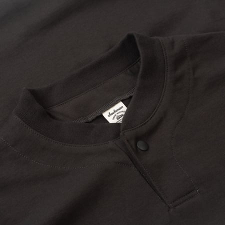 détails flaneurs JACKMAN Grace GJ Neck T-Shirt Smoky Black (2)