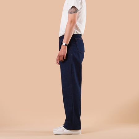 image flâneurs NAKED & FAMOUS / Pleated Trouser Vertical Slub Denim Selvedge de profil