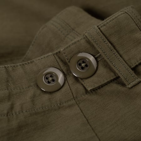 image flâneurs FRIZMWORKS / Back Satin Essential Fatigue Shorts Olive détail bouton