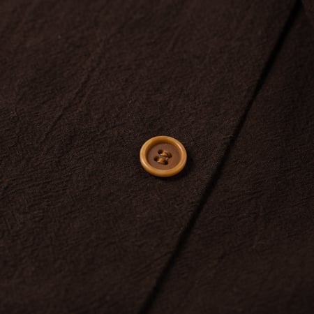 image flâneurs STUDIO D'ARTISAN / 5739 Amami Mud Dyed Shirt Dark Brown détail bouton