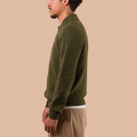 flaneurs pull HARLEY OF SCOTLAND Eton Supersoft Wool 3 Button Polo Neck Scots Pine side
