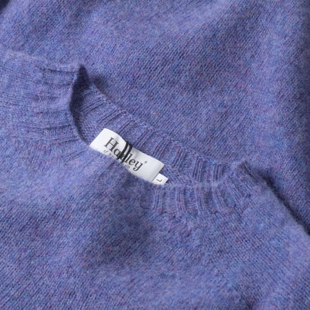 flaneurs pull HARLEY OF SCOTLAND Shaggy Crew Neck Wisteria detail  (1)