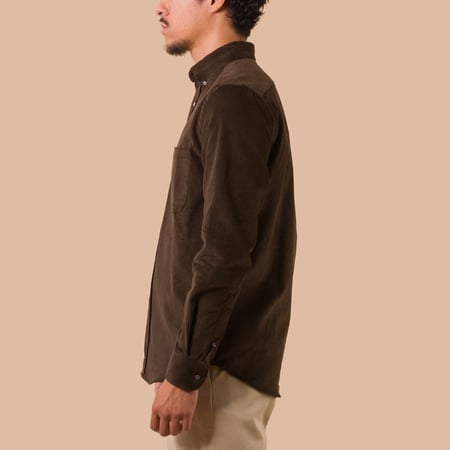 image PORTUGUESE-FLANNEL-flâneurs-chemise-velours-Lobo-Brown de profil
