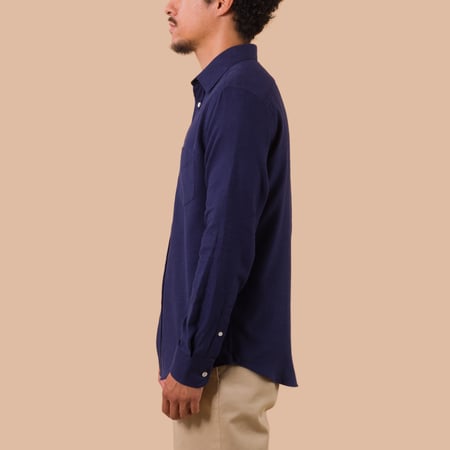 chemise-flâneurs-PORTUGUESE-FLANNEL-Teca-Shirt-Blue porté de profil