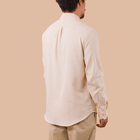 chemise-flâneurs-PORTUGUESE-FLANNEL-Teca-Shirt-Ecru porté de dos