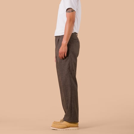 pantalon PORTUGUESE FLANNEL Single Pleat Wool Trousers Herringbone Brown flaneurs de profil