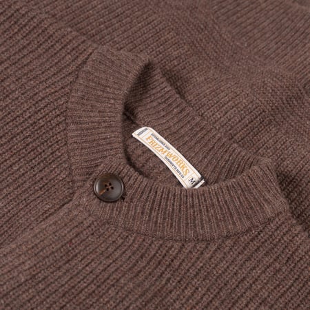 Image flâneurs FRIZMWORKS / Heavy Wool Round Cardigan Choco détail col