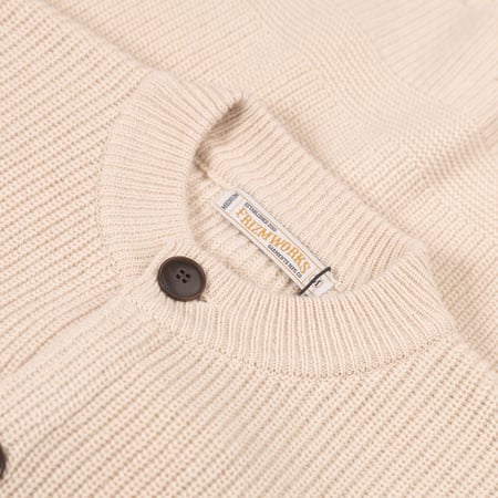 Image flâneurs FRIZMWORKS / Heavy Wool Round Cardigan Cream détail col