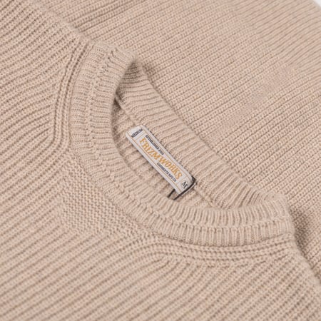 Image flâneurs FRIZMWORKS / Patch Round Pullover Knit Oatmeal détail col