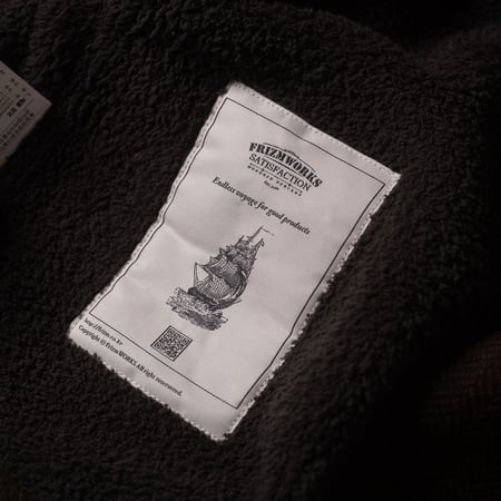 Image flâneurs FRIZMWORKS / Herringbone Wool Hunting Vest Chestnut Black détail tag