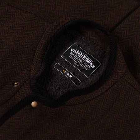 Image flâneurs FRIZMWORKS / Herringbone Wool Hunting Vest Chestnut Black détail col