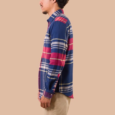 vignette flaneurs Portuguese Flannel Sage Shirt worn side