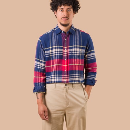 vignette flaneurs Portuguese Flannel Sage Shirt worn front inside