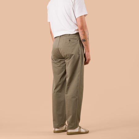 flaneurs NIGEL CABOURN Officers Pant Weapon Green worn back
