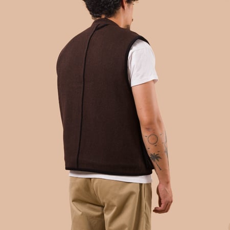 flaneurs Frizmworks Herringbone Wool Hunting Vest Chestnut Black worn back