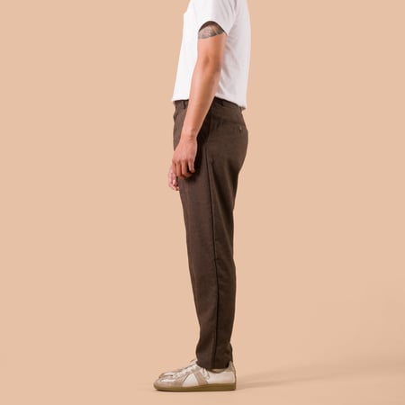 flaneurs worn side UNIVERSAL WORKS pantalon laine Recycled Italian Tweed Military Chino Brown