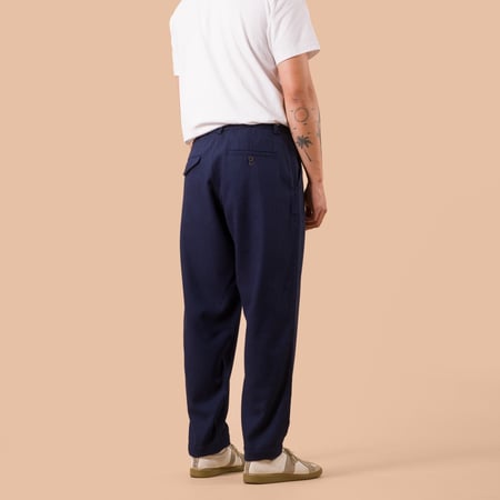 flaneurs worn back UNIVERSAL WORKS pantalon laine Wool Herringbone Pleated Track Pant Navy