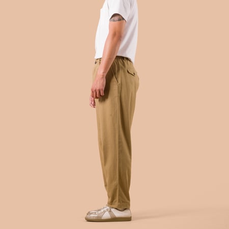 flaneurs worn side UNIVERSAL WORKS Brushed Moleskin Pleated Track Pant Sand