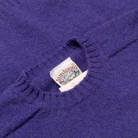 Image Flâneurs JAMIESON'S / Crewneck Saddle Shoulder Sweater Lupin détail col
