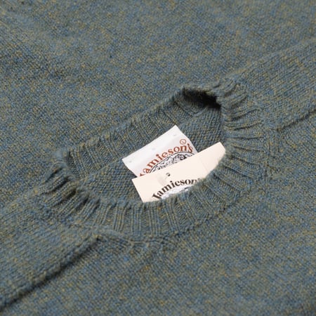 Image flâneurs JAMIESON'S / Crewneck Saddle Shoulder Sweater Yell Sound Blue détail col