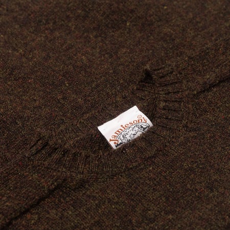 Image flâneurs JAMIESON'S / Crewneck Saddle Shoulder Sweater Grouse détail col
