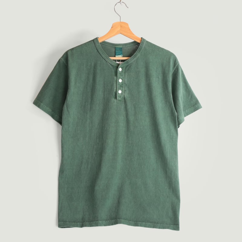 Short Sleeve Henley Tee in Dark Green